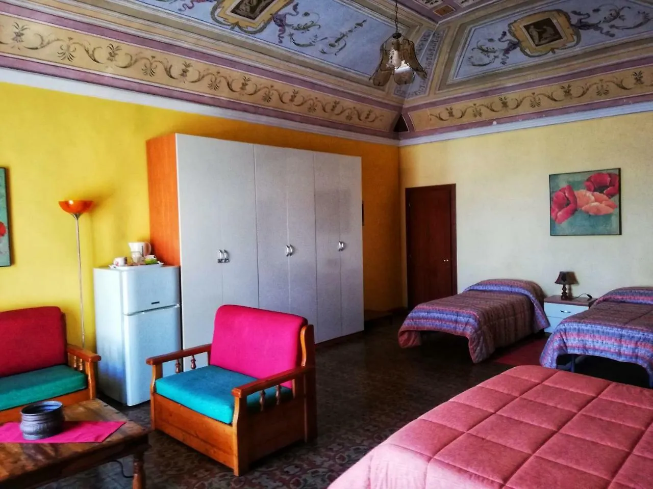 Holland International Rooms contacts